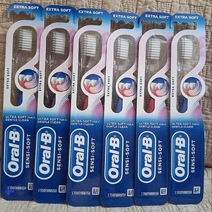 Bundle of 6 New Oral-B Sensi-soft toothbrushes *extra soft* *gentle clean*